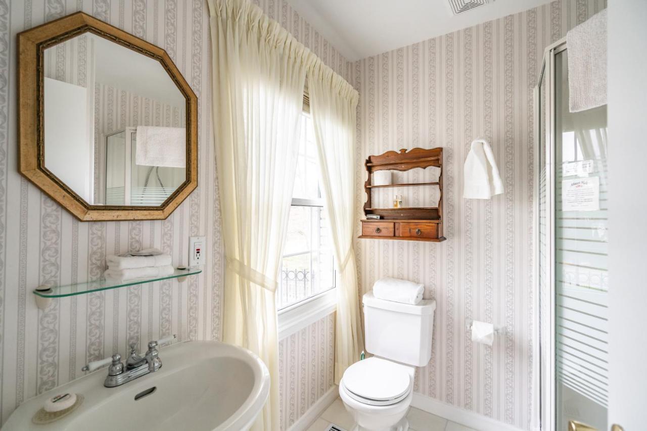 Abacot Hall Bed & Breakfast Niagara-on-the-Lake Екстериор снимка